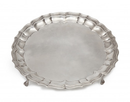 1411.  Salvilla en plata de estilo Jorge III con marcas, pp. del S. XX.