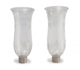 599.  Dos cristales de plata para quinqué grabados al ácido, pp. del S. XX.