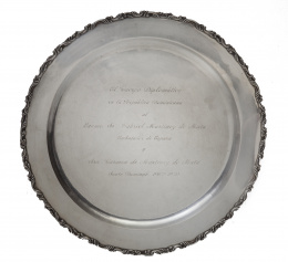 1182.  Bandeja redonda en plata Sterling con inscripción conmemorativa, S. XX.