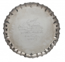 1180.  Salvilla estilo Jorge III de plata con firmas grabadas.Con marcas.S. XX.