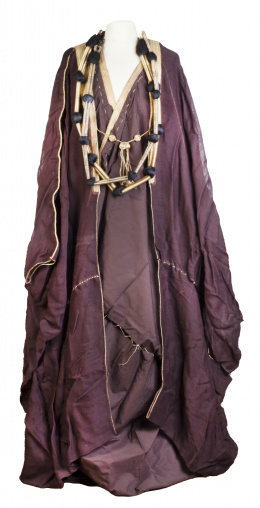 648.  Traje con doble túnica en seda color berenjena con galones en hilo de oro y dos collares con lana e hilo dorado.Arabia Saudí, años cincuenta-sesenta.