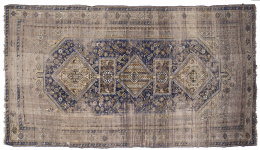 1007.  Alfombra en lana de campo azul y cartuchos en beige, Persia.