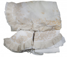 763.  Colcha en hilo blanco con bordado y encaje con flores, pp. del S. XX.