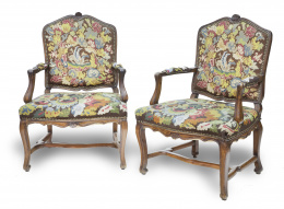 962.  Pareja de butacas de madera de nogal, siguiendo modelos del S. XVIII, con tapicería de "gross point".Francia, pp. del S. XX.