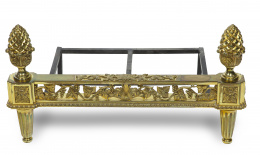 971.  Frente de chimenea de bronce dorado, de estilo Luis XVI rematado por piñas, S. XIX.