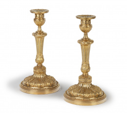 612.  Pareja de candeleros en bronce dorado.Francia, S. XIX.