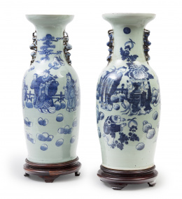 686.  Pareja de jarrones en porcelana esmaltada en azul y blanco con personajes.China, S. XIX.