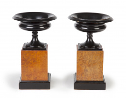 1356.  Pareja de copas en madera tallada, S. XX.