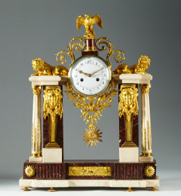 505.  Reloj de pórtico Luis XVI en mármol y bronce dorado esfera flanqueada por esfinges.Francia, ff. del S. XVIII