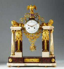 505.  Reloj de pórtico Luis XVI en mármol y bronce dorado esfera flanqueada por esfinges.Francia, ff. del S. XVIII
