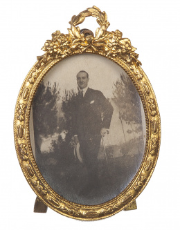 751.  Pequeño marco en bronce dorado rematado por guirnalda.Francia, S. XIX.