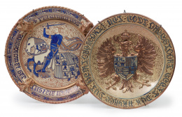 946.  Lote de dos platos historicistas en cerámica esmaltada.Manises, pp. del S. XX.