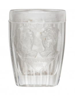 752.  Vaso de cristal grabado con efigies de Alfonso XIII y Victoria Eugenia de Battenberg,Marcado "Recuerdo de 1906". 