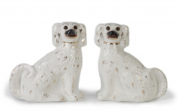 719.  Pareja de perritos.Figuras de loza esmaltada.Staffordshire, Inglaterra, ff. del S. XIX.