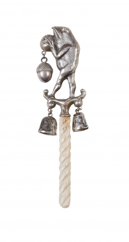 766.  Sonajero con mango de marfil tallado y plata representando un lagarto.Trabajo inglés, ff. del S. XIX - pp. del S. XX.