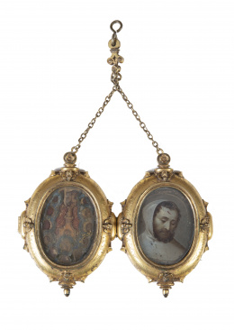 436.  Relicario de viaje de cuatro vitrales con marco de bronce dorado con decoración de acantos y tornapuntas en "c" grabadas, sustentado por una cadena.Trabajo español, h. 1700. 