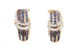 284.  Pendienntes de zafiros calibrados y brillantes en banda arqueada