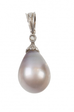 145.  Colgante de perla gris en forma de pera, con capuchón de diamantes y brillante en chatón superior