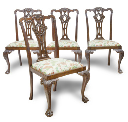 851.  Juego de cuatro sillas de estilo Chippendale de madera tallada.S. XX.