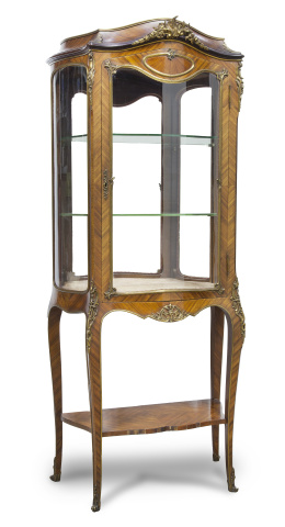 600.  Vitrina de palo de rosa y bronces dorados aplicados.Trabajo francés, h. 1900.