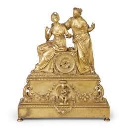 748.  Reloj Luis Felipe de bronce dorado, con dos figuras alegóricas apoyadas sobre plinto.Francia, S. XIX.