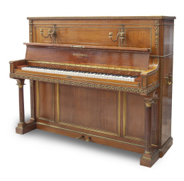 605.  Kriegelstein* & Cie Paris.Piano vertical de madera y bronces aplicados.Francia, ff. del S. XIX.