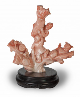 670.  Niños sonrientes en coral rosa tallado.Trabajo chino, ff. del S. XIX-pp. del S. XX.