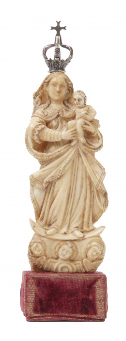 587.  Virgen con el Niño. Trabajo hispano-filipino, S. XVIII.