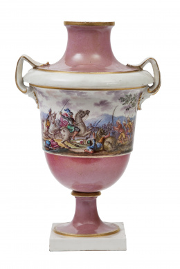 737.  Jarrón en porcelana de pasta tierna esmaltada en rosa con cenefa decorativa de batalla.Buen Retiro, (1760 - 1784).