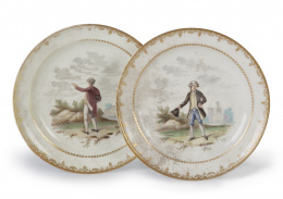 736.  Pareja de platos de porcelana de pasta tierna con caballeros pintados en un paisaje y dorados. Marca en azul cobalto.Buen Retiro, (1760-1784).