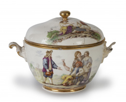 729.  Legumbrera en porcelana esmaltada y dorada con borrachos. Marcado en la base en azul.Buen Retiro, (1760-1784).