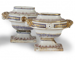 733.  Pareja de anforas de porcelana esmaltada y dorada. Con marca en azul y etiqueta de colección.Buen Retiro, (1784-1803).