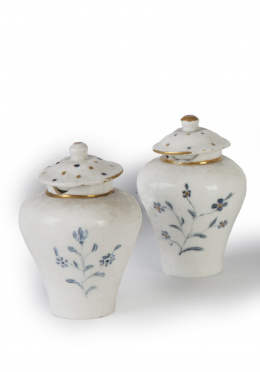 732.  Pareja de pequeños tibores de porcelana esmaltada con un ramillete de flores.Buen Retiro, (1784-1803).
