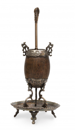 882.  Mate de coco con salvilla montado en plata.Argentina o Chile, S. XVIII - XIX.