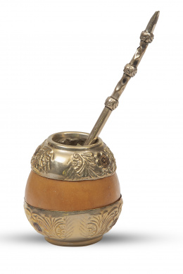 697.  Matera de calabaza engastada en plata sobredorada.Argentina o Chile, S. XIX.