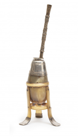 876.  Mate de asta, montado de plata, sobre pies de trípode.Chile o Argentina, S. XIX.