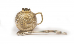 696.  Matera de plata sobre dorada con decoración grabada y repujada.Argentina o Chile, S. XIX.