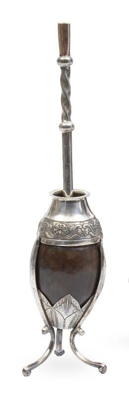1305.  Mate de nuez de coco, montado de plata.Argentina o Chile, S. XIX.