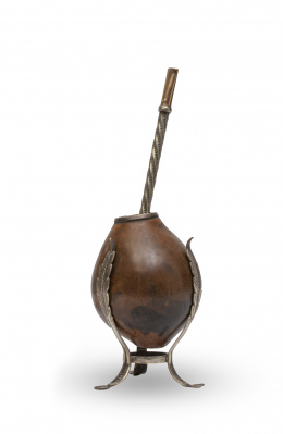 610.  Mate de calabaza sobre pies de trípode.Argentina o Chile, S. XIX.