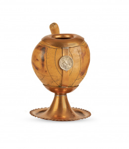 1407.  Mate de calabaza montado en cobre, con moneda chilena.Chile , S. XIX-XX.