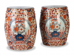 681.  Pareja de asientos de porcelana esmaltada en rojo y azul.China, S. XIX.