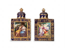 1265.  Pareja de botes para té en porcelana esmaltada en azul real y dorado, con escenas mitológicas pintadas por ambas caras.Viena, (1770-1820).