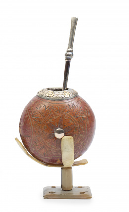 1405.  Mate de calabaza tallado montado en asta.Chile, S. XIX.