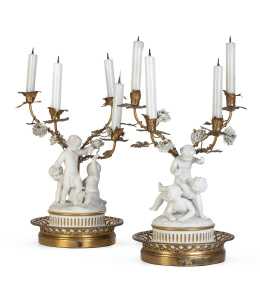 552.  Pareja de candelabros de biscuit y metal dorado y flores de porcelana aplicadas con niños.Trabajo francés.
