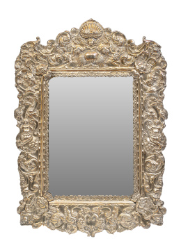 690.  Espejo de plata peruana repujada con alma de madera.
S. XI