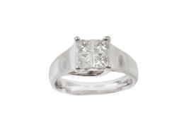 125.  Sortija con cuatro brillantes talla princesa en engaste invisible que suman 1 ct