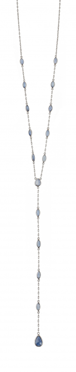 304.  Collar de cadena con zafiros de talla marquisse y línea central rematada en zafiro perilla