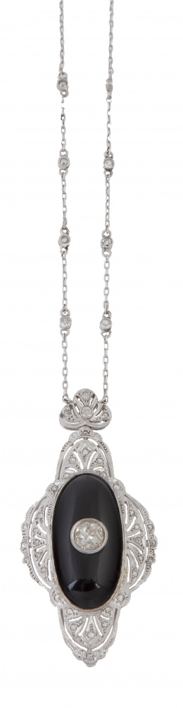 324.  Pendentif estilo Art-Decó de ónix y diamantes con centro de brillante de talla antigua de 0,90 ct