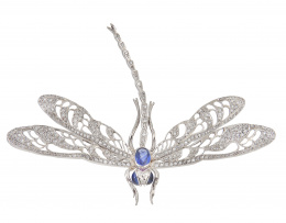 337.  Broche con diseño de libélula de diamantes con cuerpo y ojos de zafiros