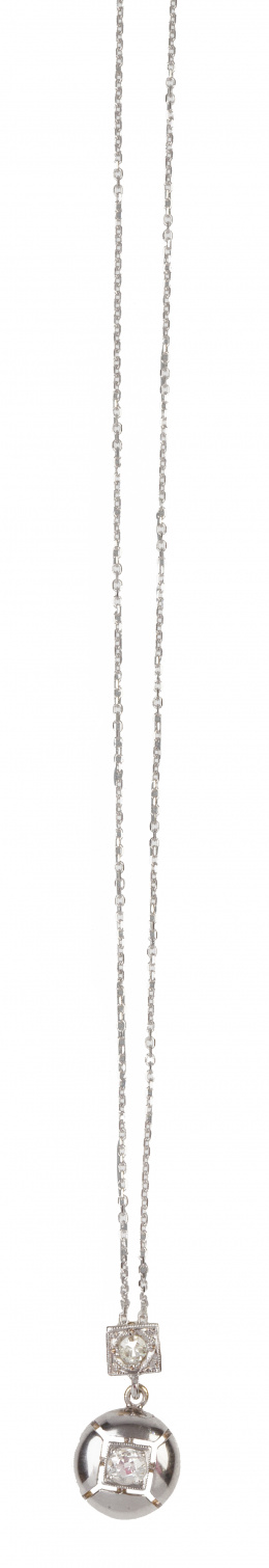 289.  Colgante de brillante con marco abotonado calado, que pende de un brillante en marco cuadrado